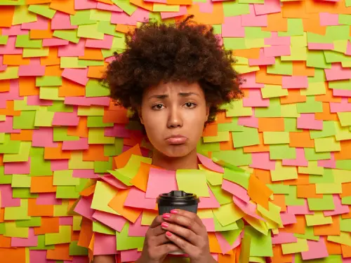 woman-with-the-symptoms-of-obsessive-compulsive-disorder خصوصیات افراد دارای وسواس فکری